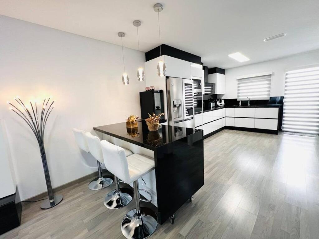 EXCLUSIVO CHALET ADOSADO DE DISEÑO CON SOLÁRIUM PRIVADO Y CA - foto 8