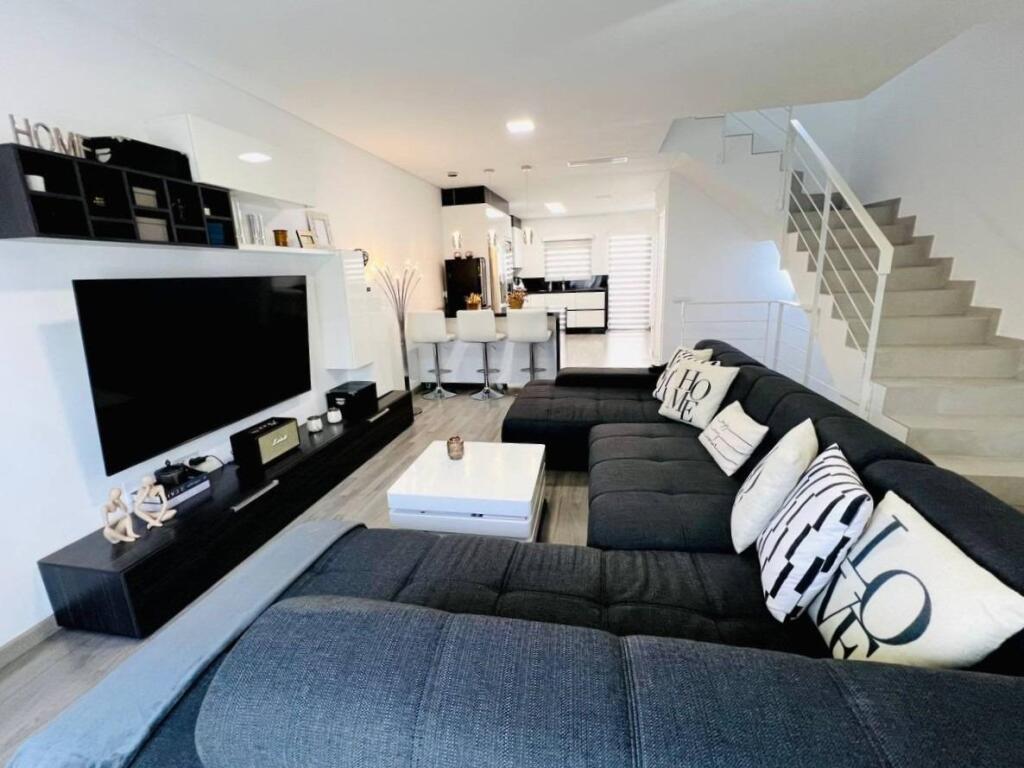 EXCLUSIVO CHALET ADOSADO DE DISEÑO CON SOLÁRIUM PRIVADO Y CA - foto 9