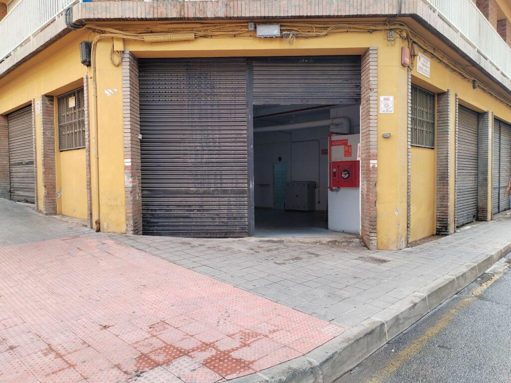 Gran local comercial de 990 m2 en esquina junto al centro de