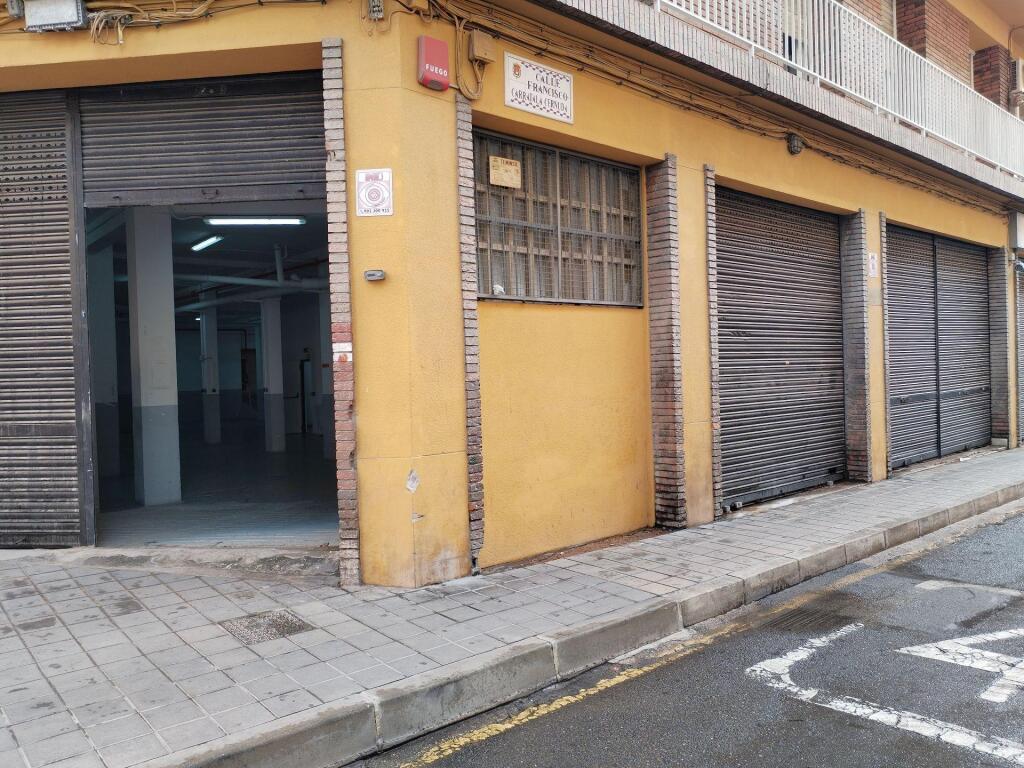 Gran local comercial de 990 m2 en esquina junto al centro de - foto 2