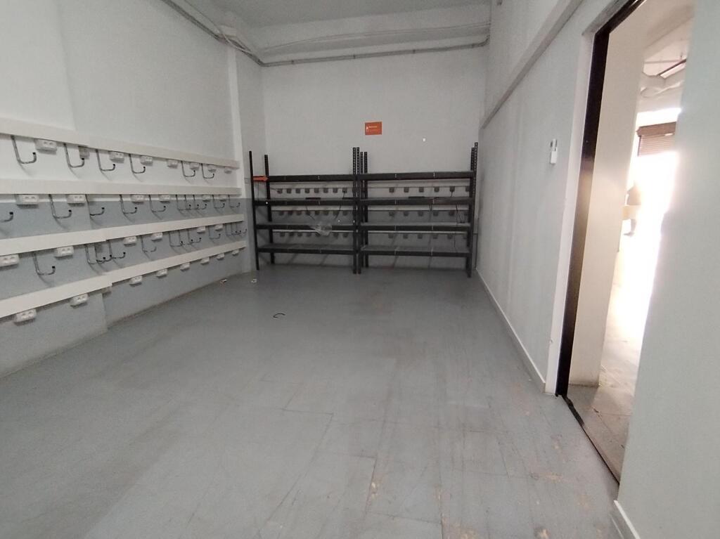 Gran local comercial de 990 m2 en esquina junto al centro de - foto 12