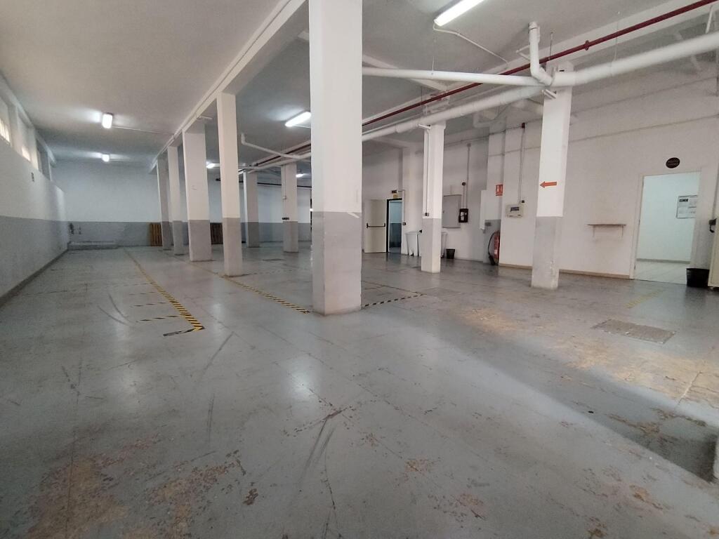 Gran local comercial de 990 m2 en esquina junto al centro de - foto 15