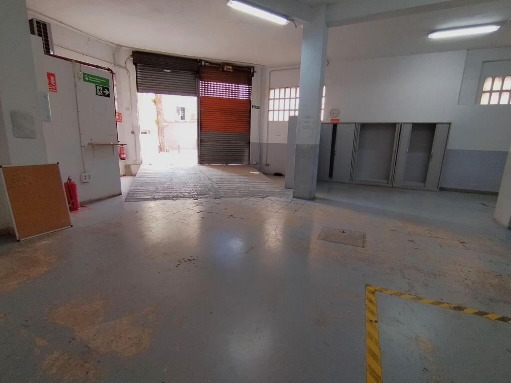 Gran local comercial de 990 m2 en esquina junto al centro de - foto 17