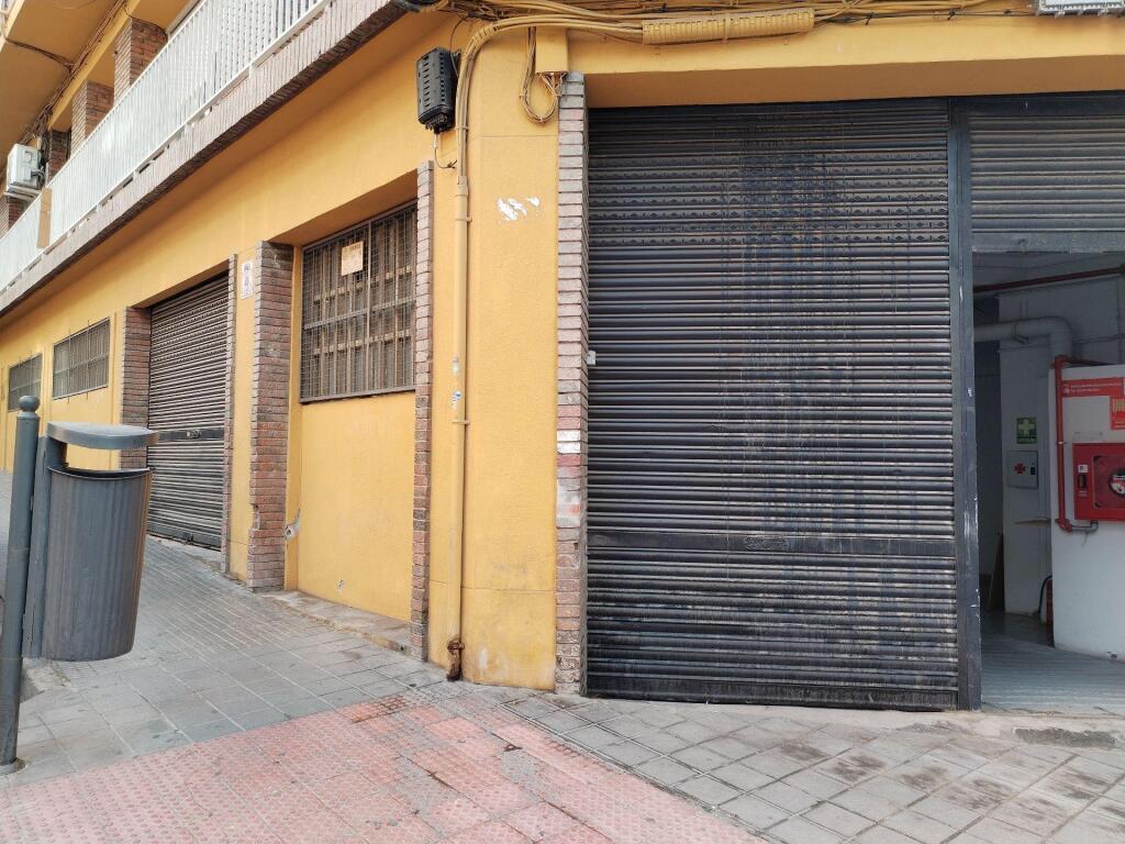 Gran local comercial de 990 m2 en esquina junto al centro de - foto 3