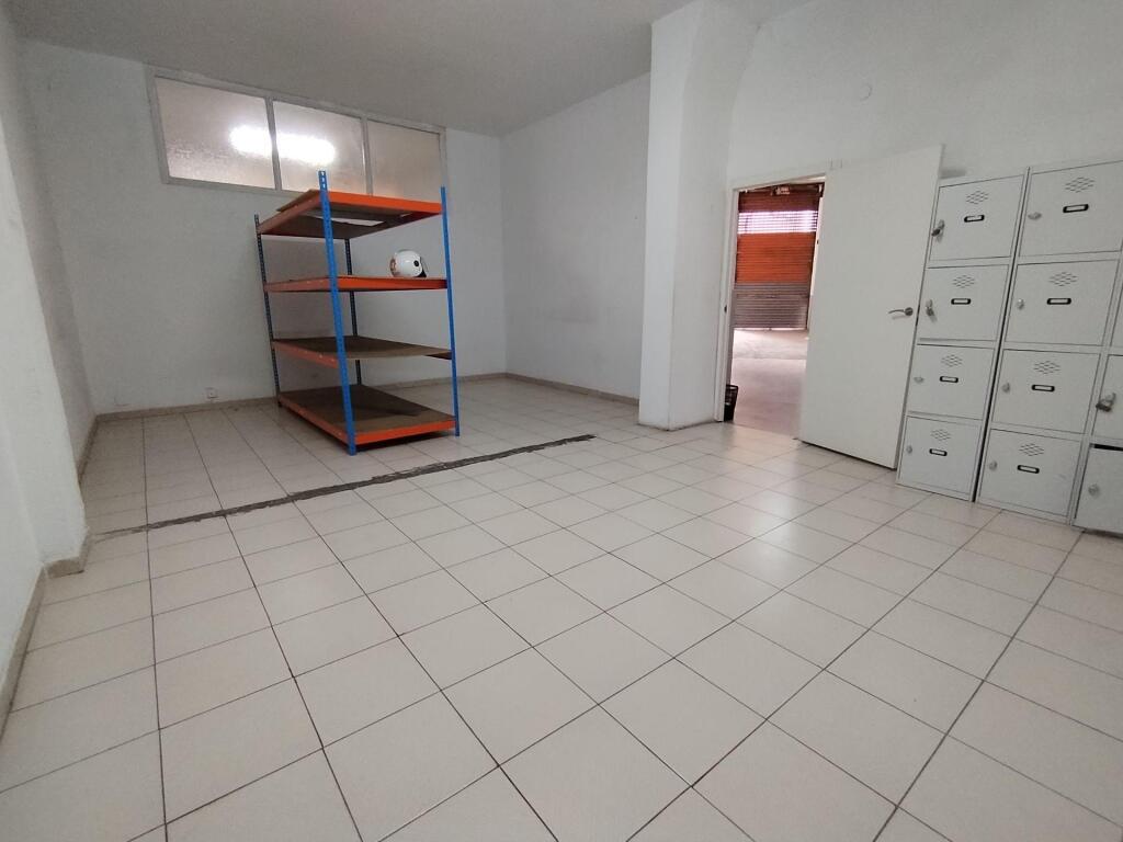Gran local comercial de 990 m2 en esquina junto al centro de - foto 22