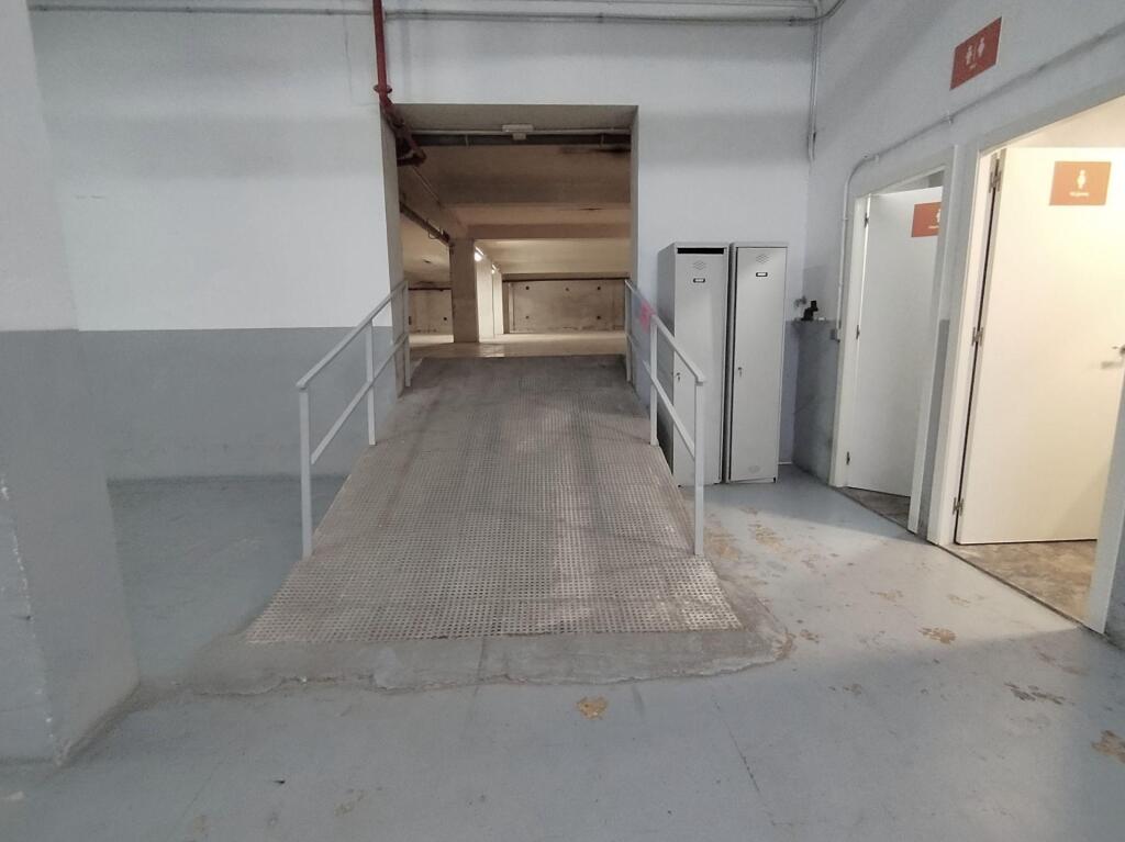 Gran local comercial de 990 m2 en esquina junto al centro de - foto 23