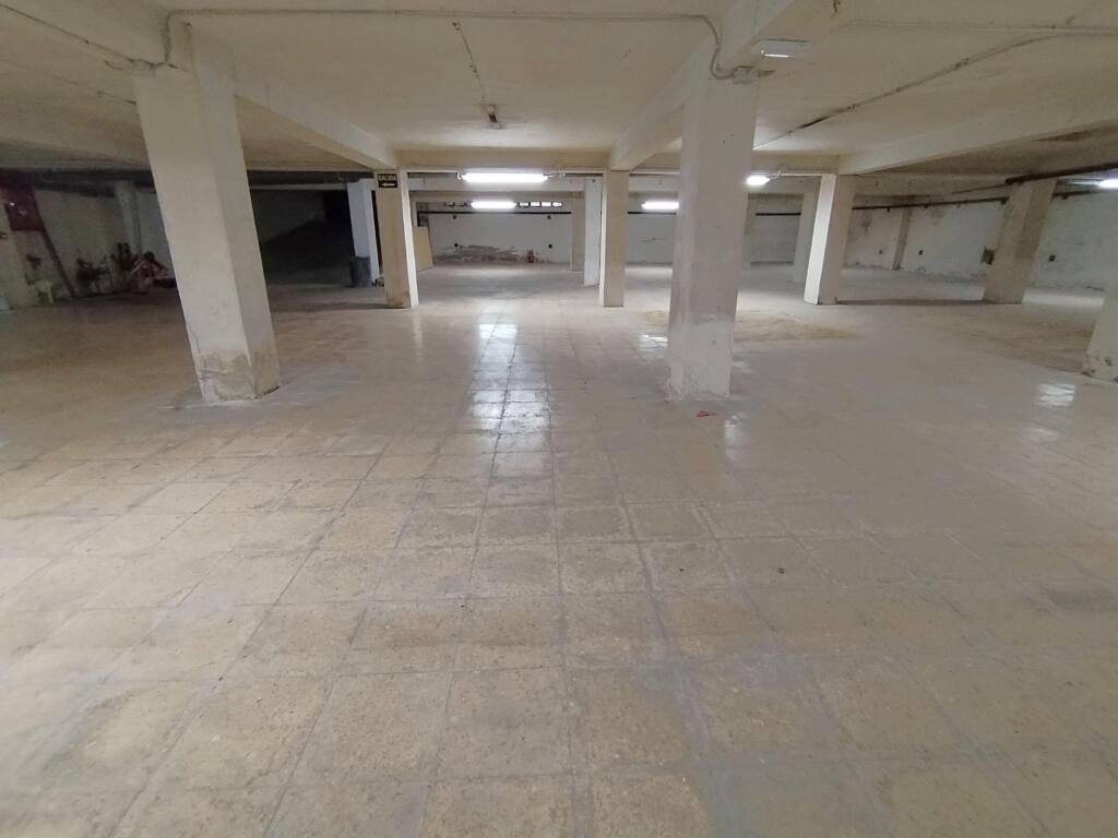 Gran local comercial de 990 m2 en esquina junto al centro de - foto 26