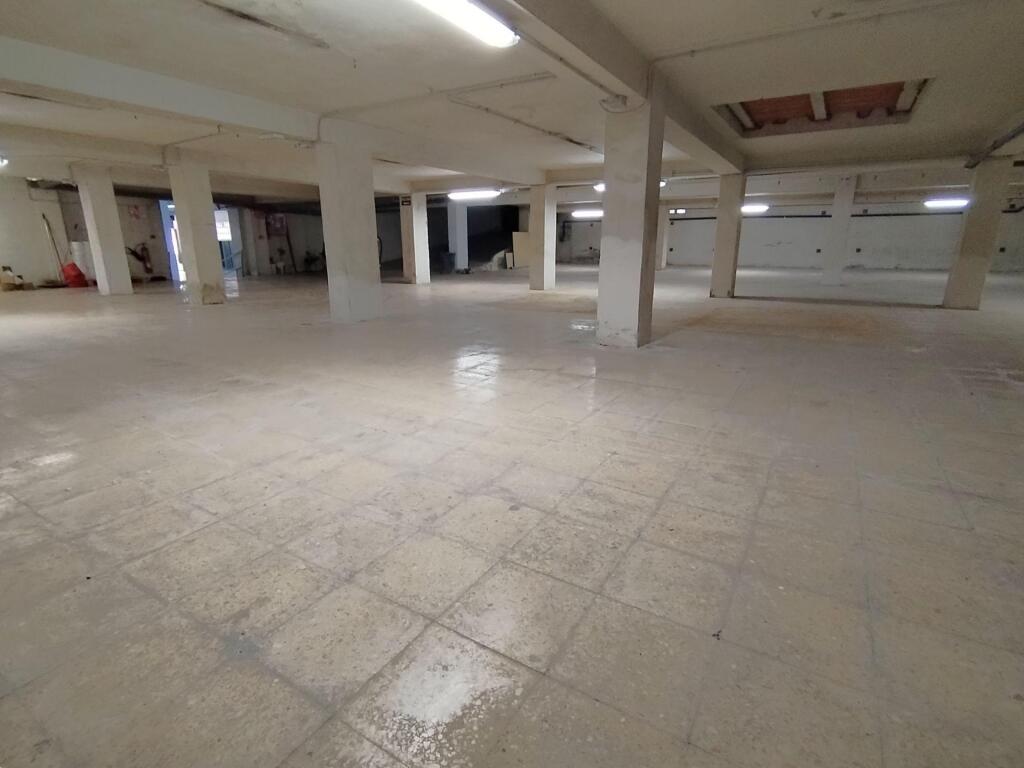 Gran local comercial de 990 m2 en esquina junto al centro de - foto 27