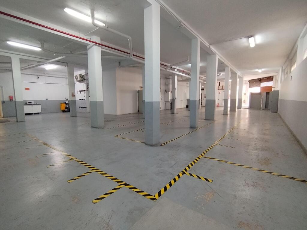 Gran local comercial de 990 m2 en esquina junto al centro de - foto 4