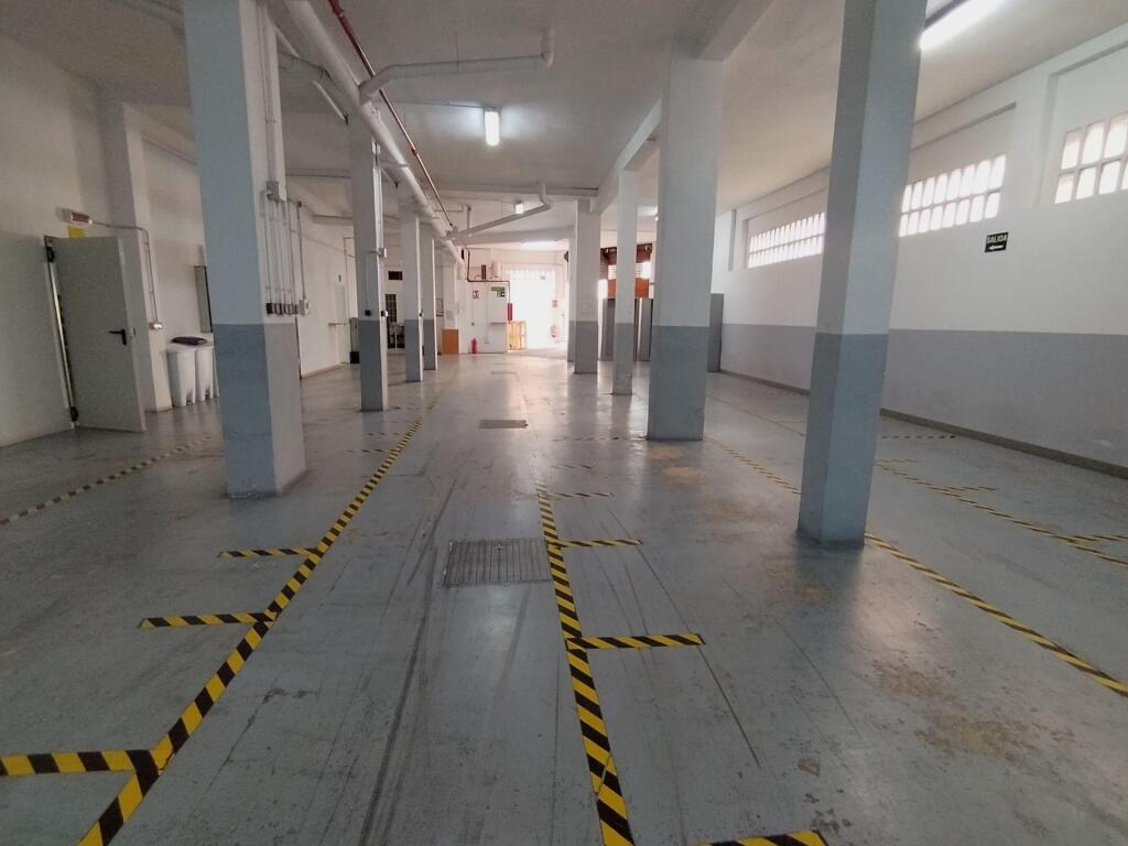 Gran local comercial de 990 m2 en esquina junto al centro de - foto 5