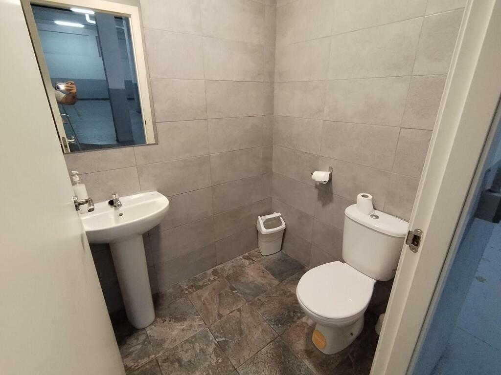 Gran local comercial de 990 m2 en esquina junto al centro de - foto 6