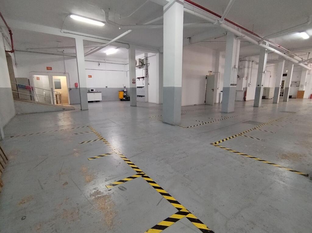 Gran local comercial de 990 m2 en esquina junto al centro de - foto 7