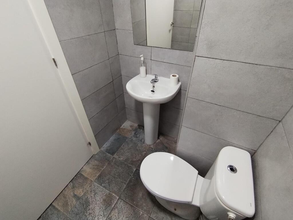 Gran local comercial de 990 m2 en esquina junto al centro de - foto 8