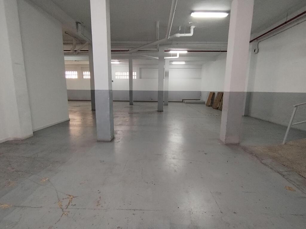 Gran local comercial de 990 m2 en esquina junto al centro de - foto 9