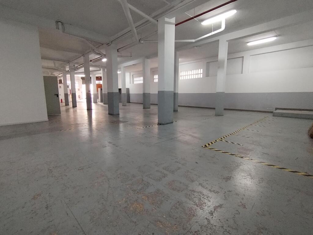 Gran local comercial de 990 m2 en esquina junto al centro de - foto 10
