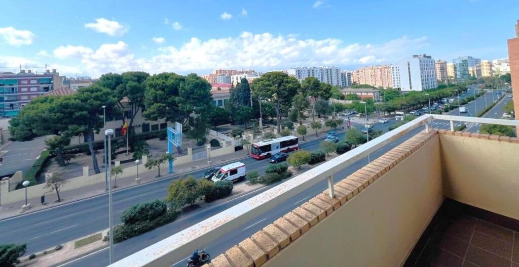 Amplia vivienda con garaje y trastero en la zona Cerámica / 