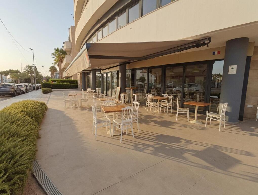 Traspaso de Bar-Cafetería con Despacho de Pan en Playa Flame - foto 3