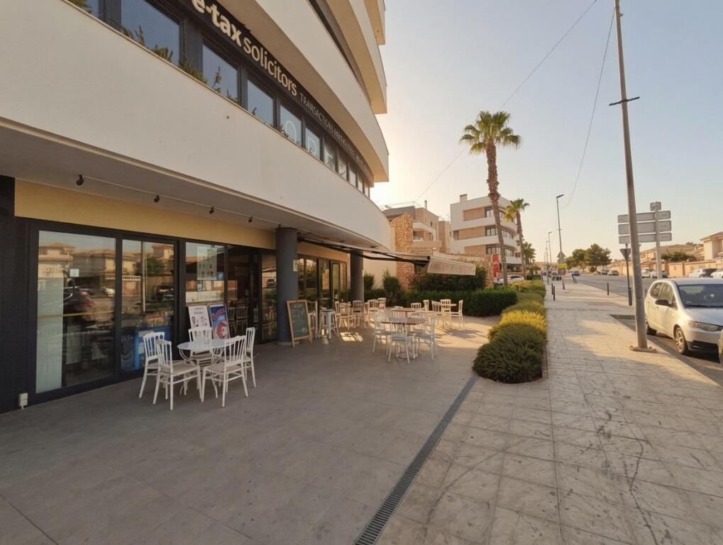 Traspaso de Bar-Cafetería con Despacho de Pan en Playa Flame - foto 4