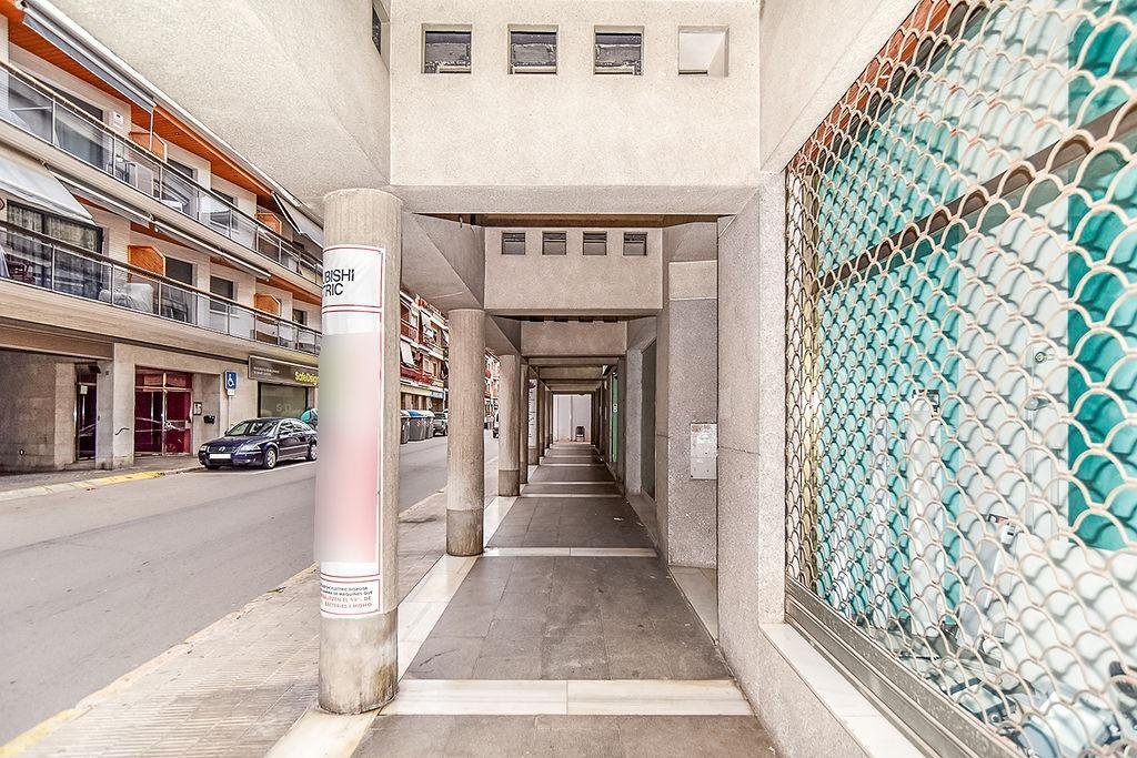 EN VENTA LOCAL COMERCIAL EN TORREDEMBARRA - foto 2