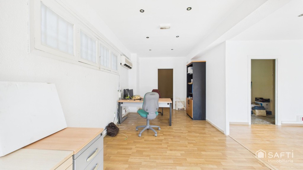 En venta – Local polivalente con terraza privada en Santa Po - foto 8