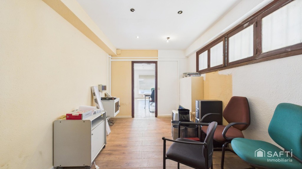 En venta – Local polivalente con terraza privada en Santa Po - foto 10