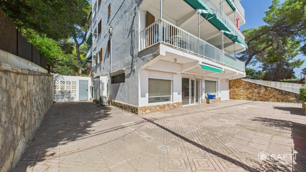 Se alquila – Local comercial - gran terraza privada en Santa