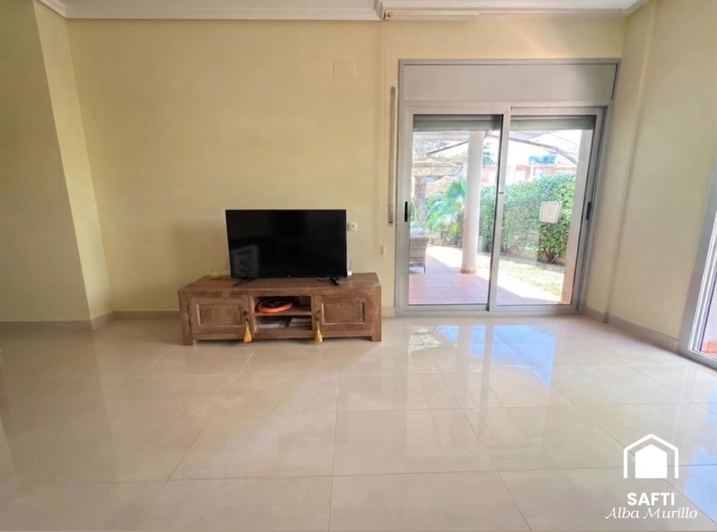 Exclusiva planta baja con jardín privado y piscina comunitar - foto 14
