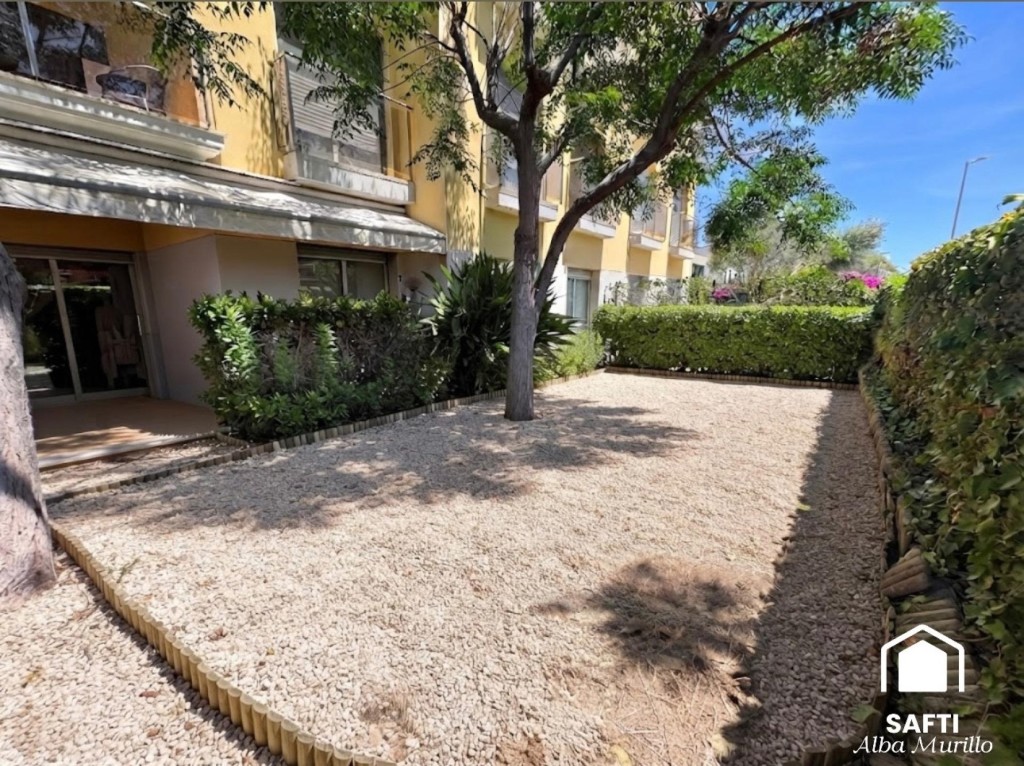 Exclusiva planta baja con jardín privado y piscina comunitar - foto 5