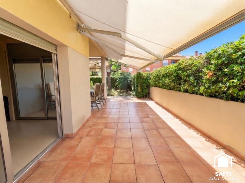 Exclusiva planta baja con jardín privado y piscina comunitar - foto 7