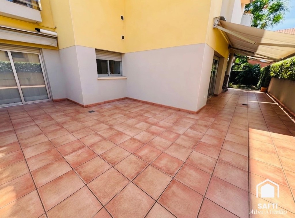 Exclusiva planta baja con jardín privado y piscina comunitar - foto 8
