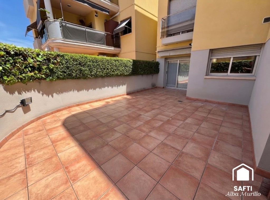 Exclusiva planta baja con jardín privado y piscina comunitar - foto 9