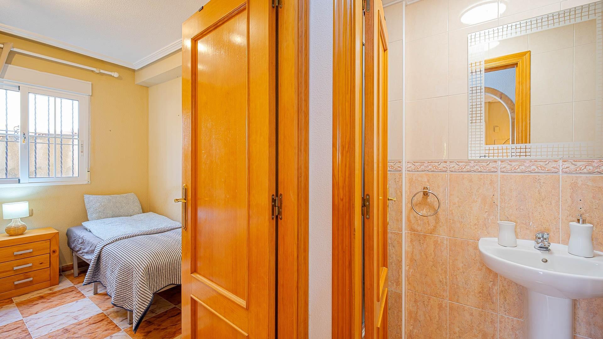 Amplia casa adosada de 3 dormitorios con solárium privado - foto 20