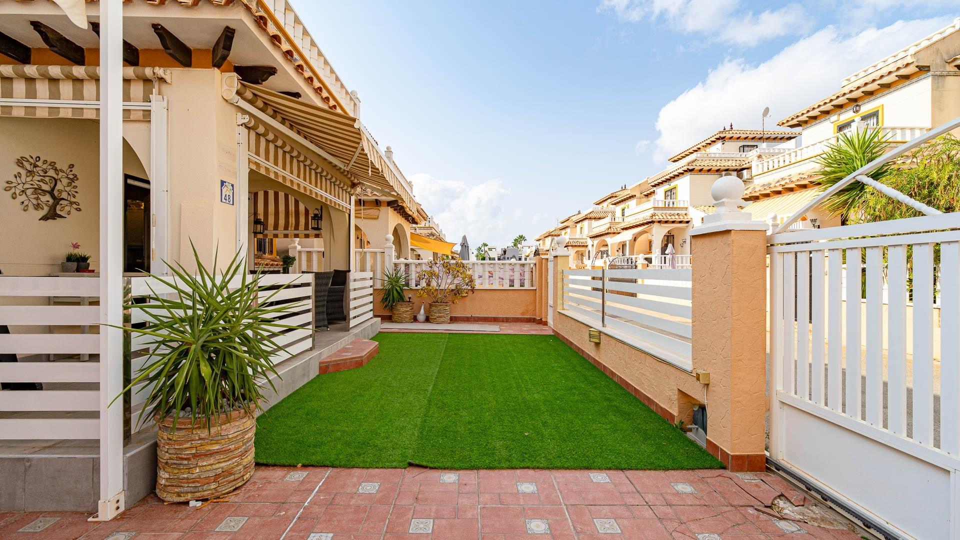Amplia casa adosada de 3 dormitorios con solárium privado - foto 4