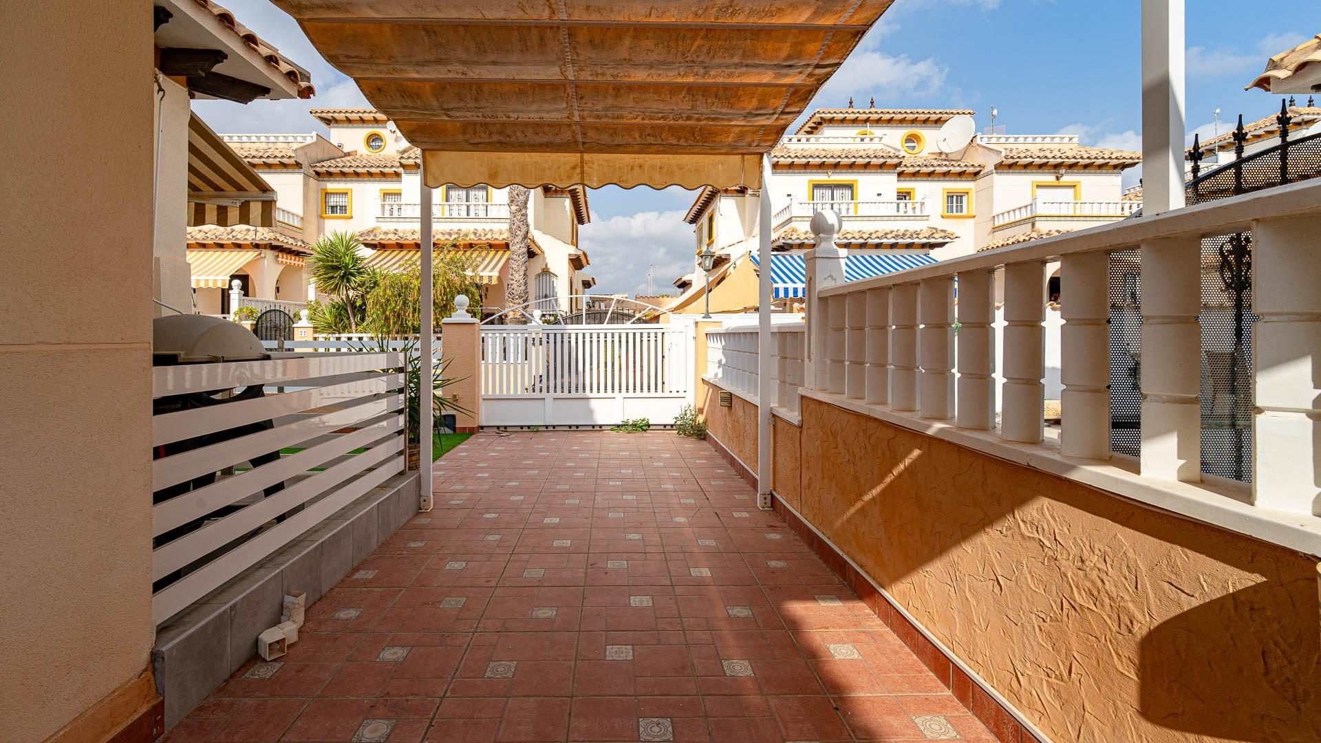 Amplia casa adosada de 3 dormitorios con solárium privado - foto 5