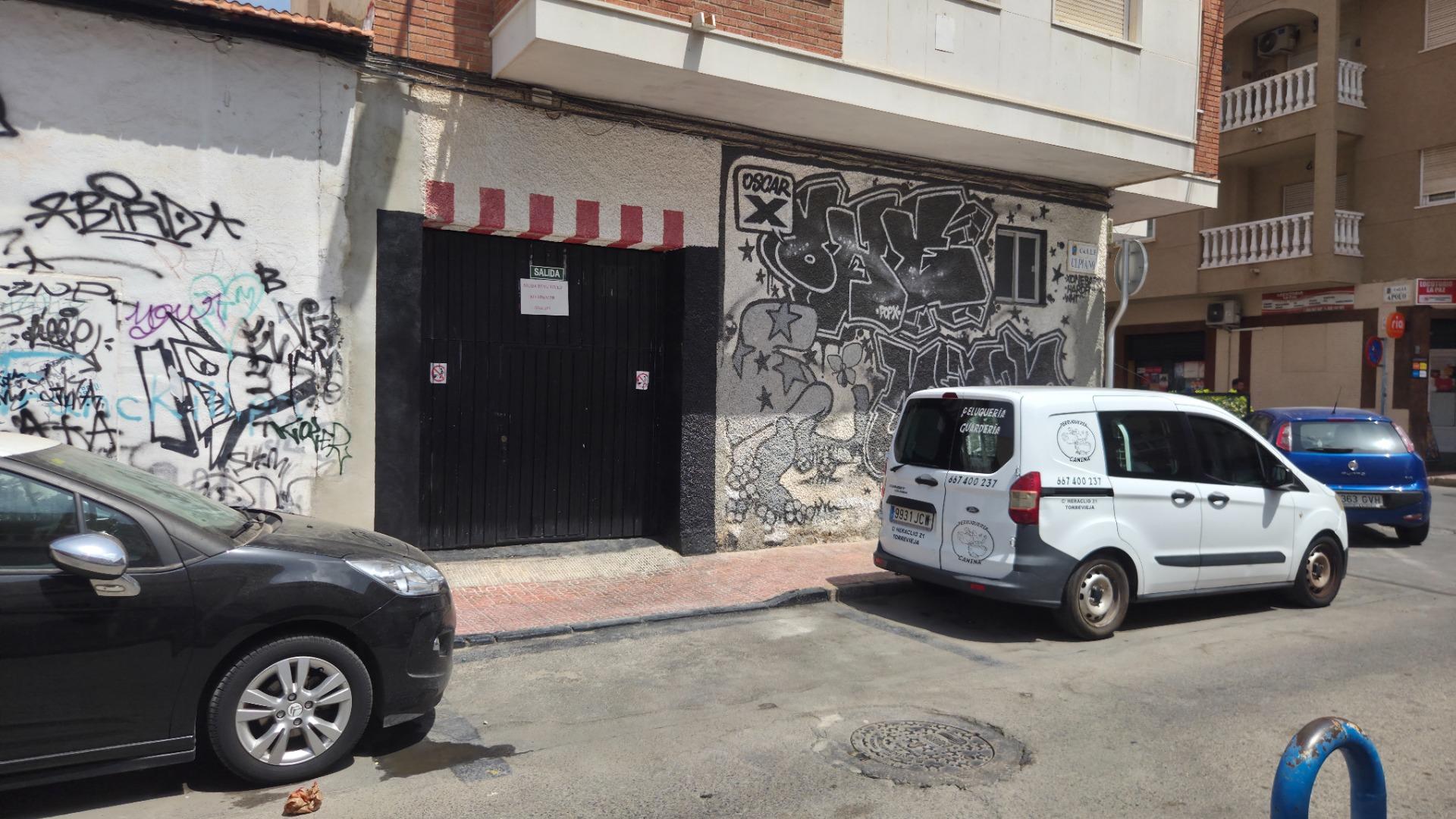 Garaje en Venta en Torrevieja - Oportunidad Única por €25,00 - foto 2