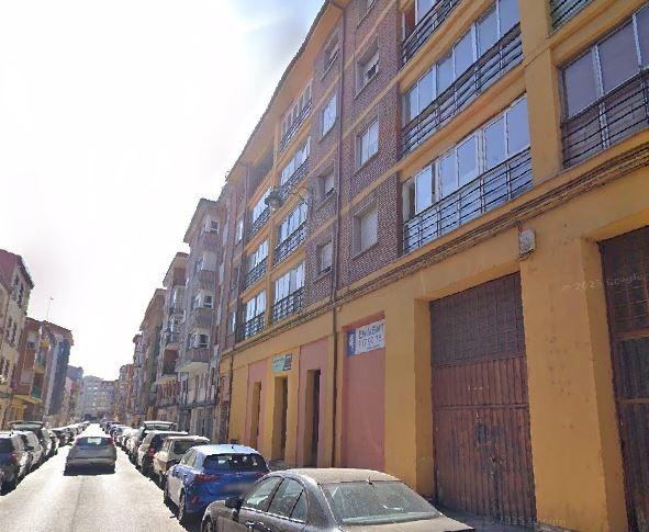SE VENDE piso OKUPA en C CAÑADA PEREZ GALDOS 33  de León - foto 3