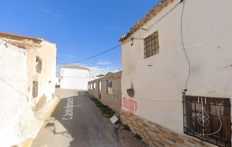 SE VENDE piso OKUPA en C CALLE JACINTO BENAVENTE - foto 2