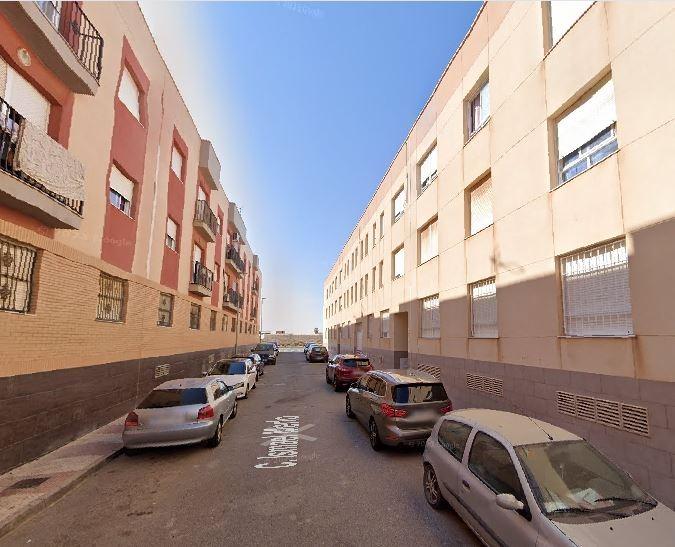 SE VENDE piso OKUPA en C Ismael Merlo  2 de Roquetas de Mar - foto 2