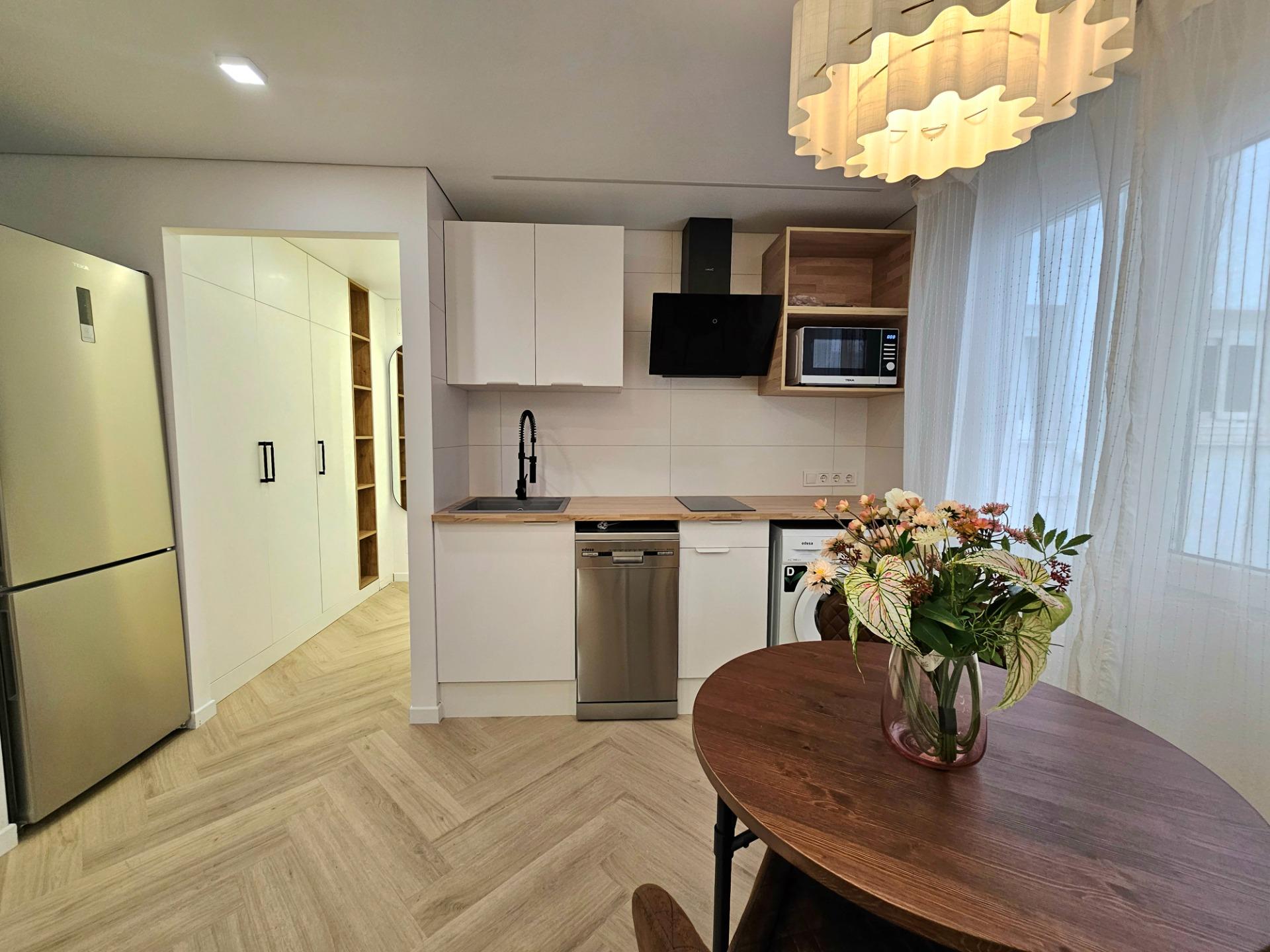 Apartamento moderno en pleno corazón de Torrevieja: diseño,  - foto 2