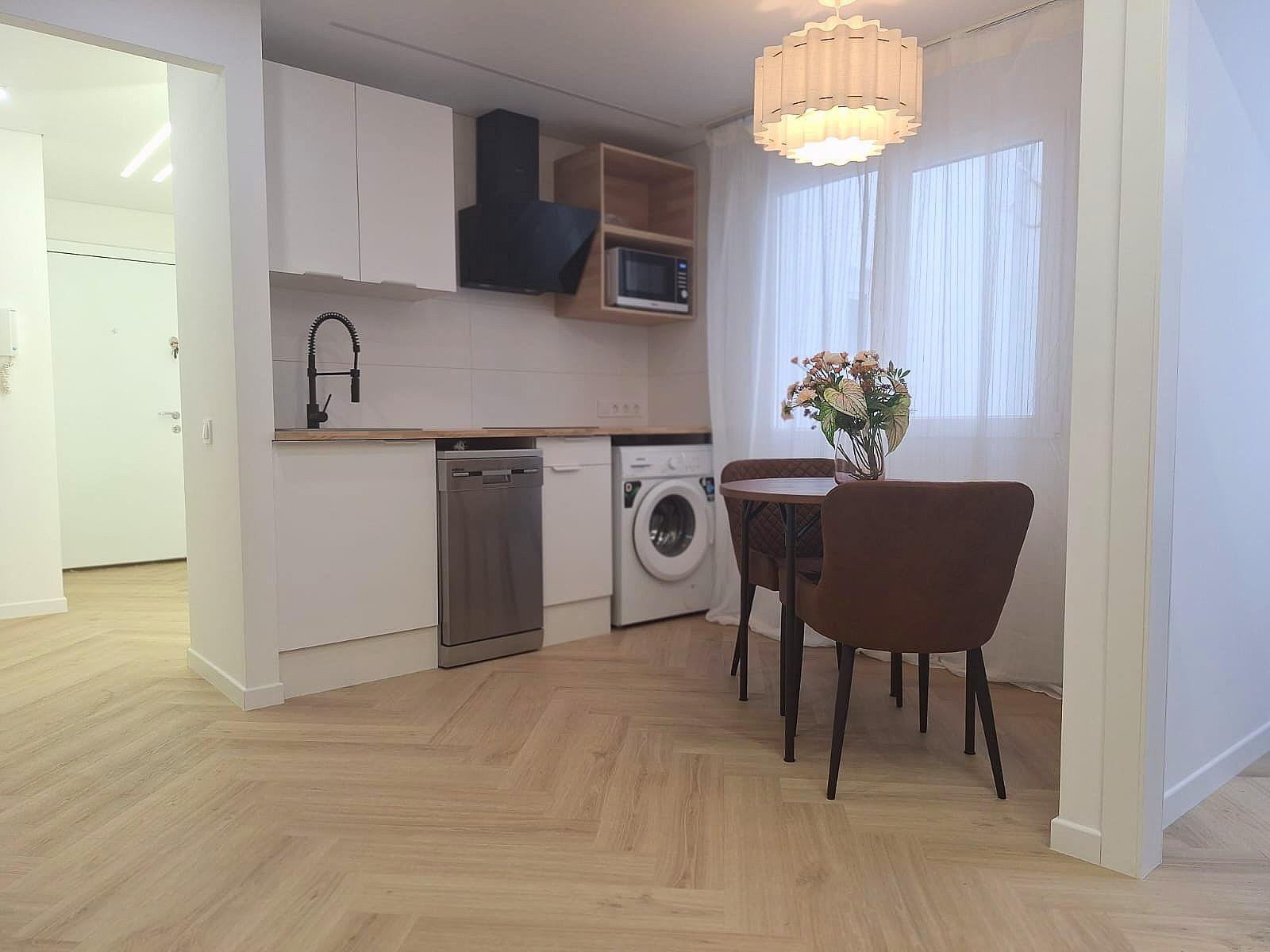 Apartamento moderno en pleno corazón de Torrevieja: diseño,  - foto 25