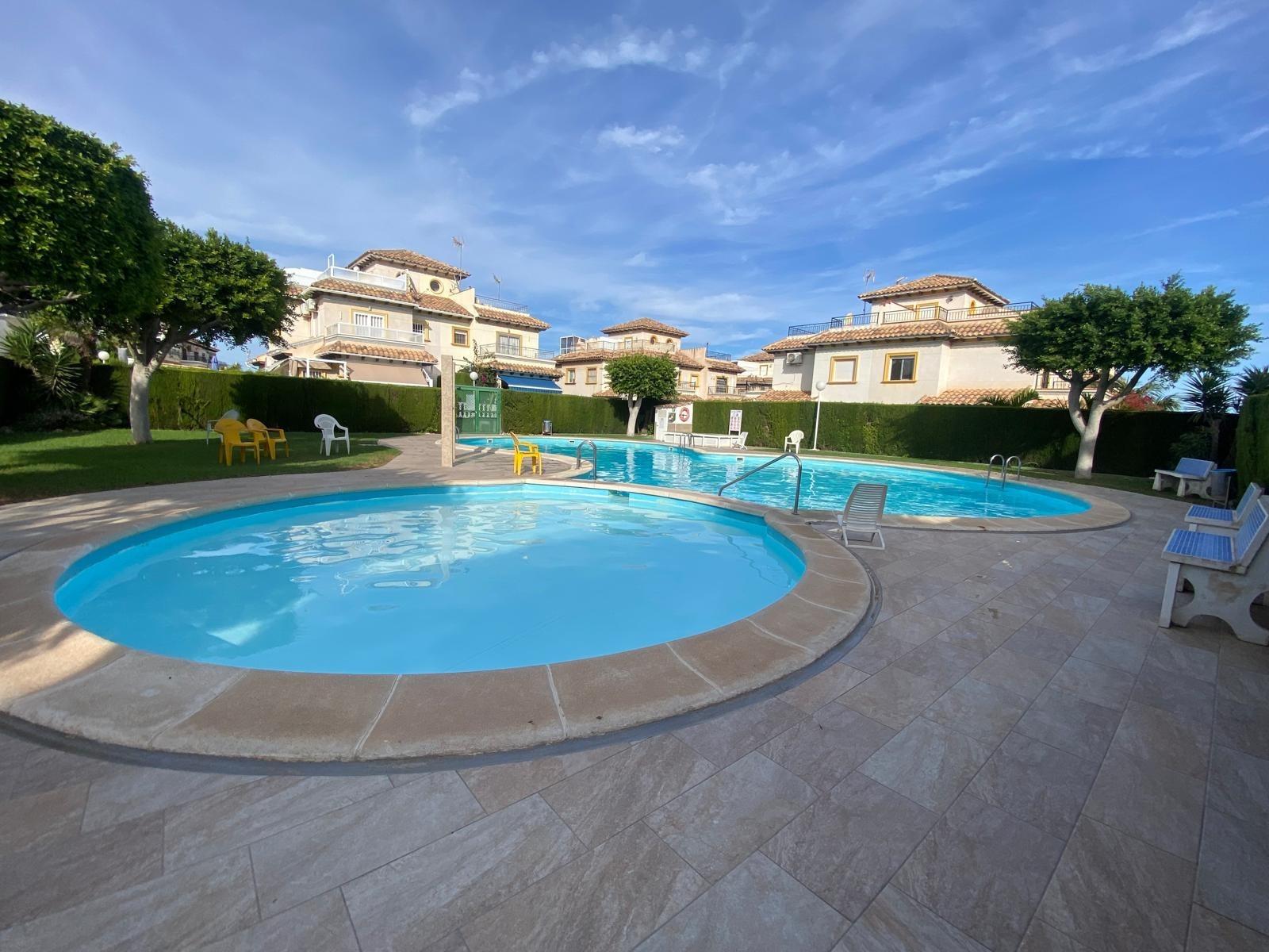 Bungalow en planta alta con solárium, piscina comunitaria y 