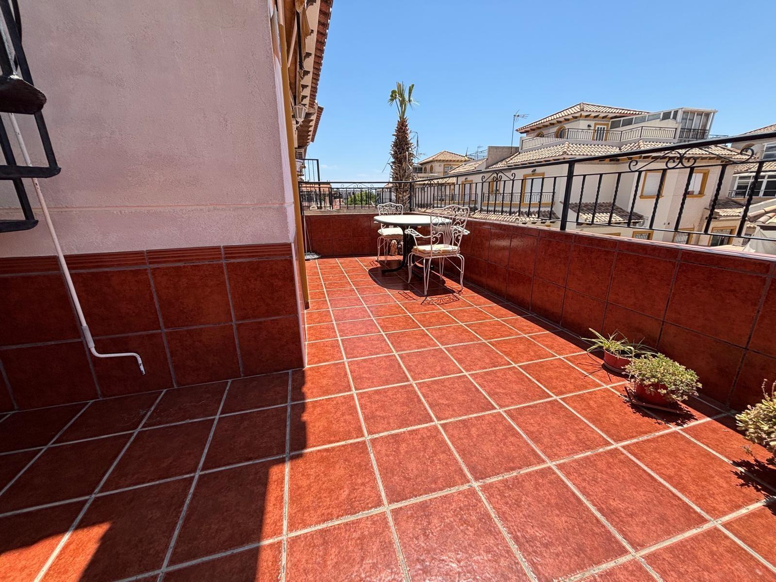 Bungalow en planta alta con solárium, piscina comunitaria y  - foto 2