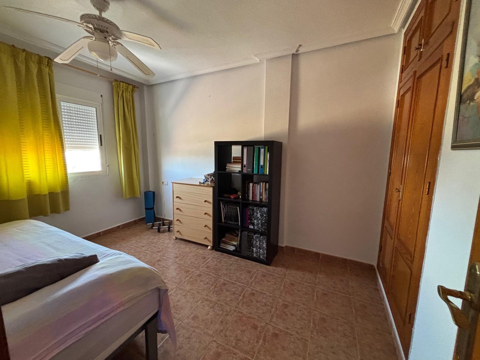 Bungalow en planta alta con solárium, piscina comunitaria y  - foto 12