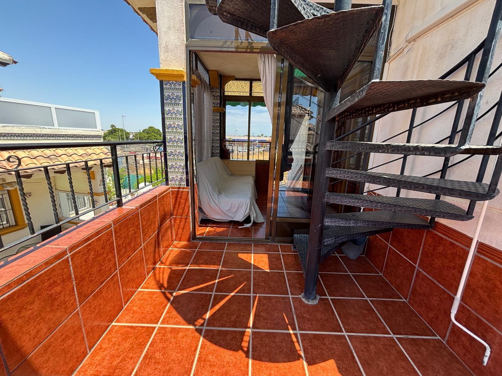 Bungalow en planta alta con solárium, piscina comunitaria y  - foto 13