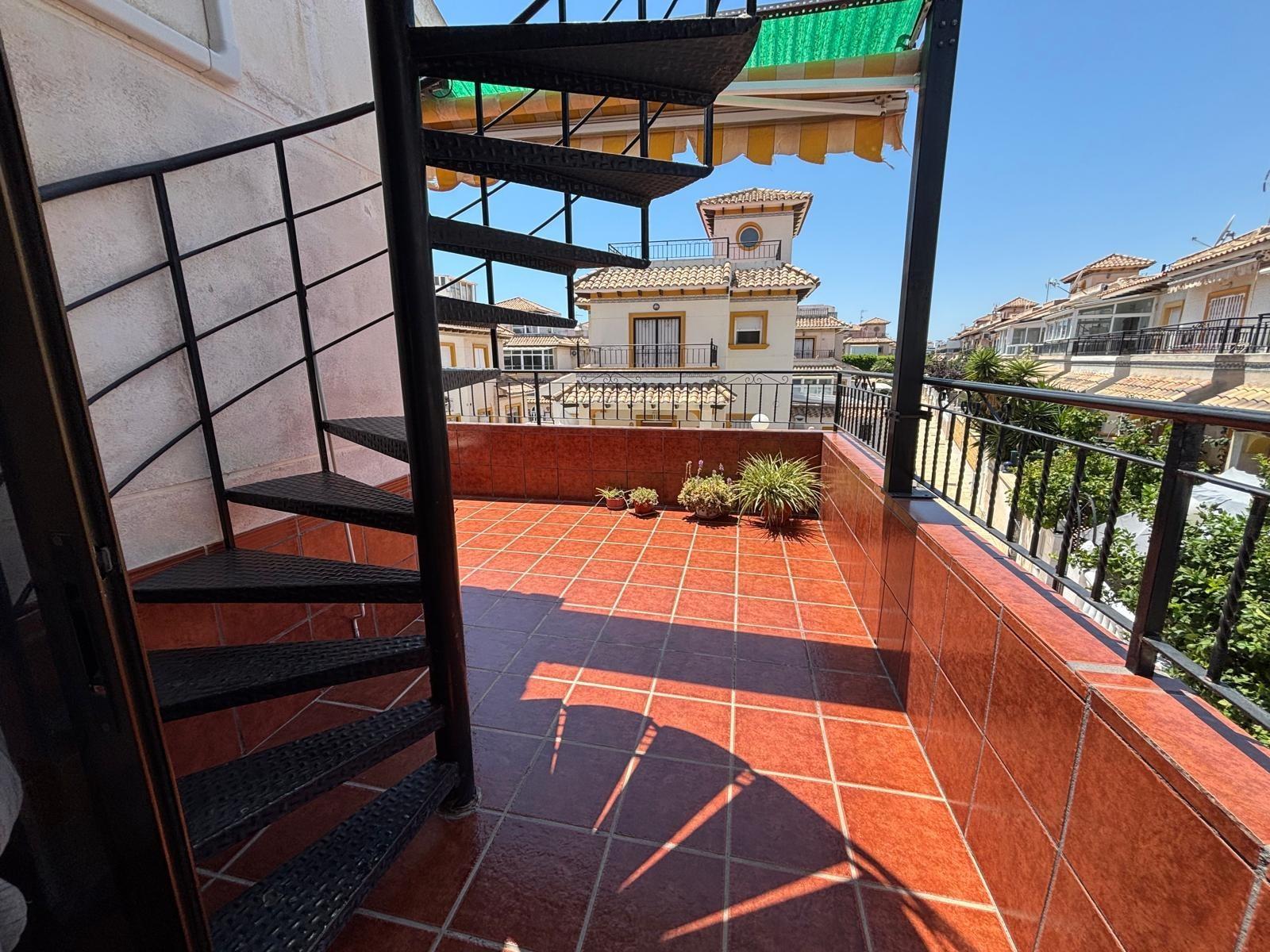 Bungalow en planta alta con solárium, piscina comunitaria y  - foto 14