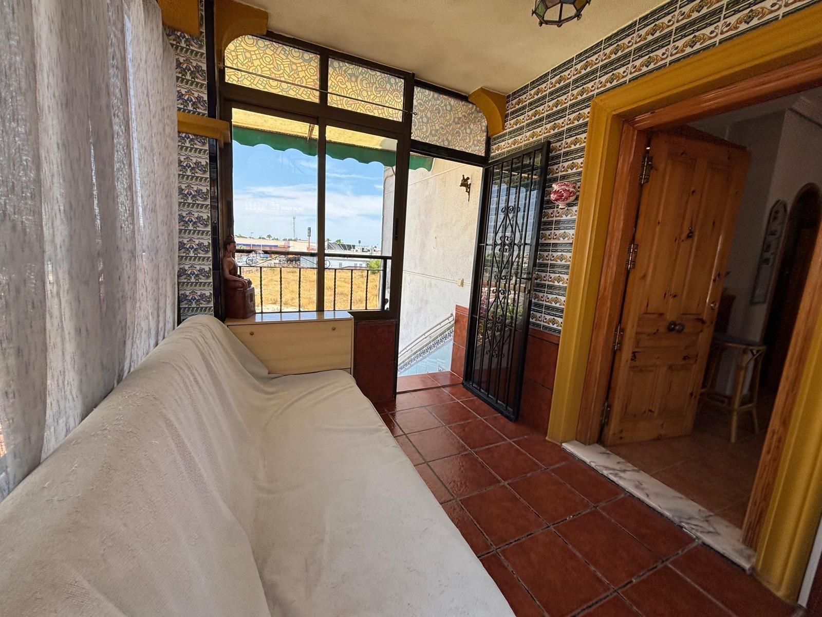 Bungalow en planta alta con solárium, piscina comunitaria y  - foto 17