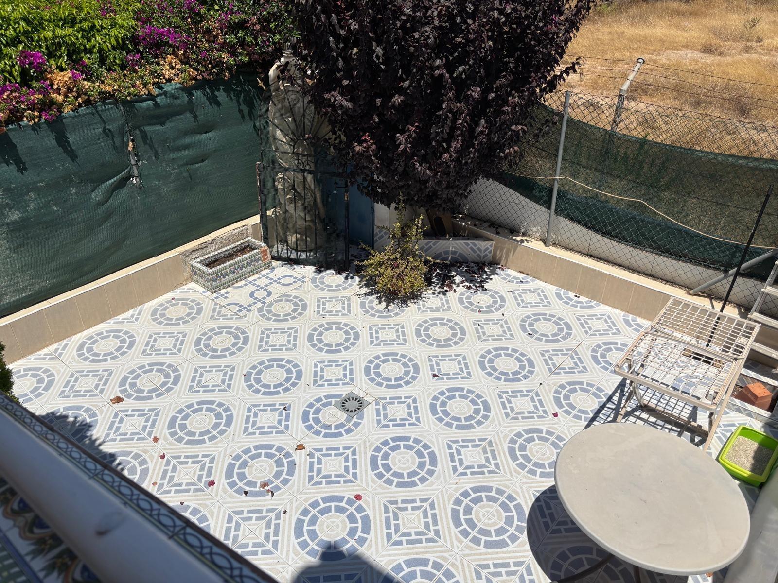 Bungalow en planta alta con solárium, piscina comunitaria y  - foto 3