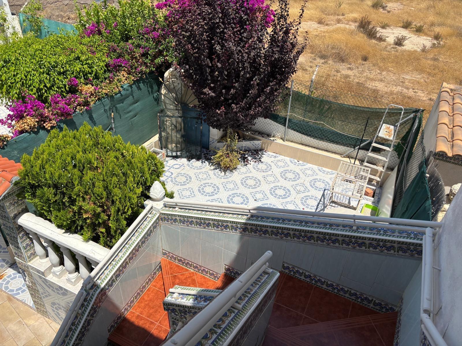 Bungalow en planta alta con solárium, piscina comunitaria y  - foto 5