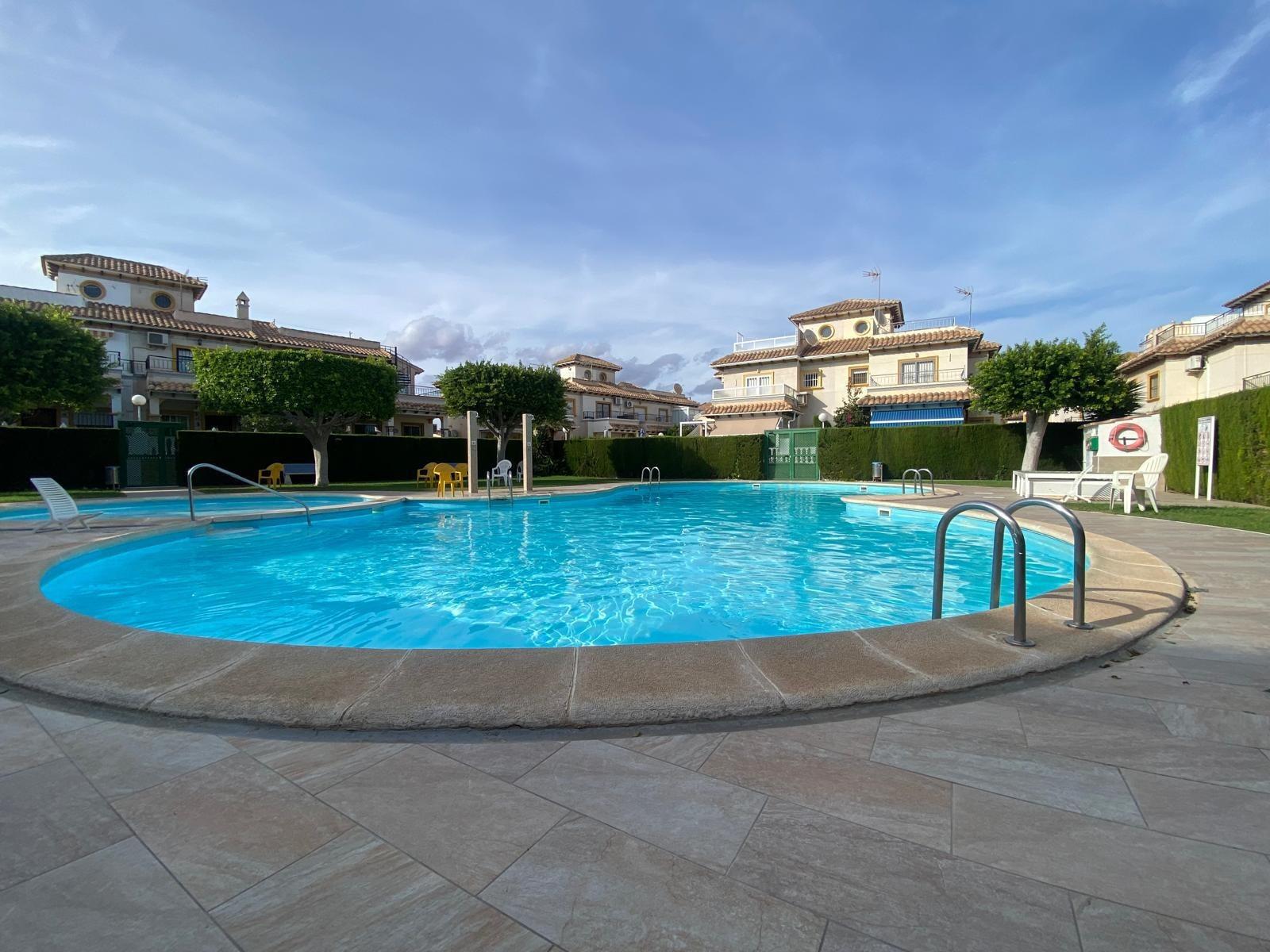 Bungalow en planta alta con solárium, piscina comunitaria y  - foto 7