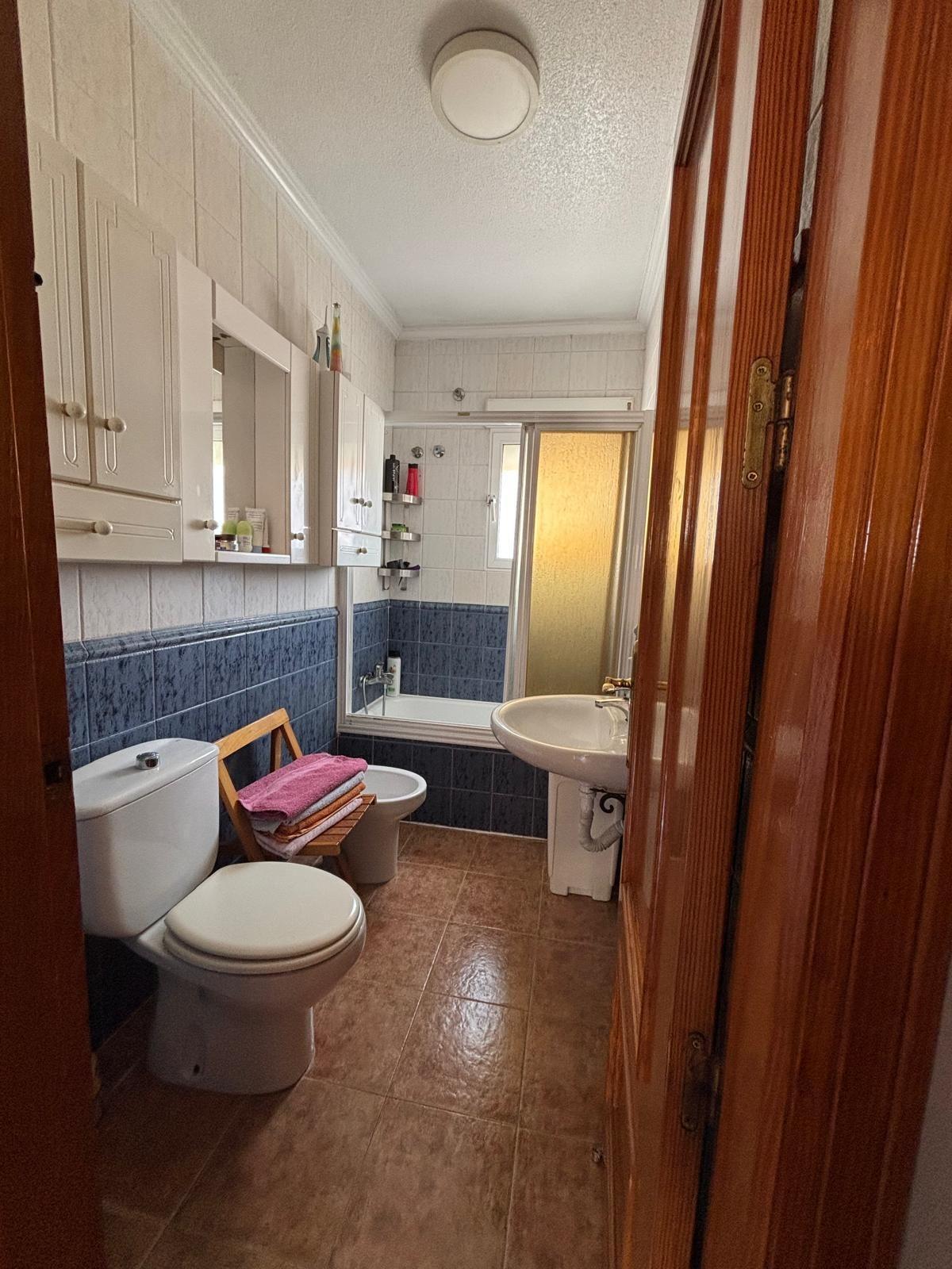 Bungalow en planta alta con solárium, piscina comunitaria y  - foto 8